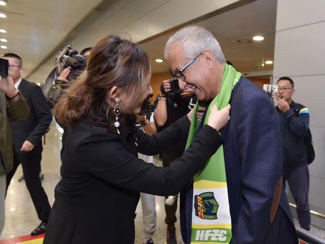 该片讲述年夜学女生Frances偿还某年长的孀妇(伊莎贝尔·于佩尔饰)丢掉的钱包后，和她成长出一段不测的友谊，但垂垂地，Frances发现这个孀妇身上埋没着奥秘，并且很是危险……